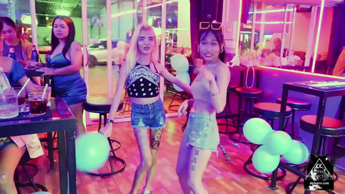 Great video of Mali and Gee dancing together