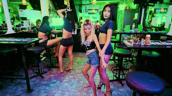 Dancing twin sisters, Koy and Mali