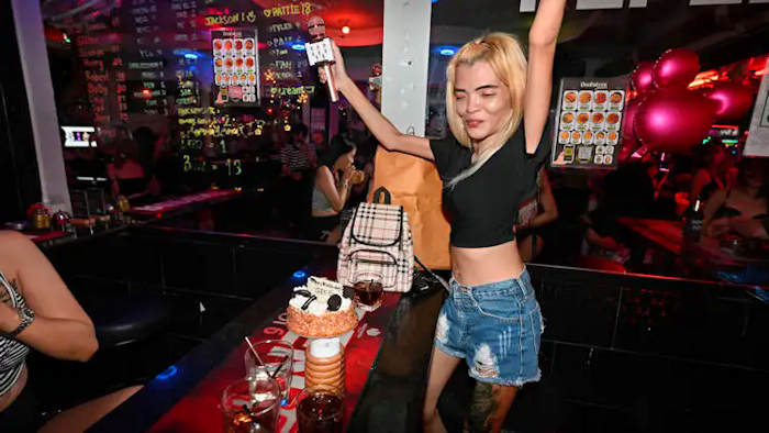 Mali playing Dexter at Soi Six