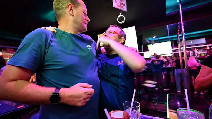 Silent Bob and customer having his way with Nymphoz